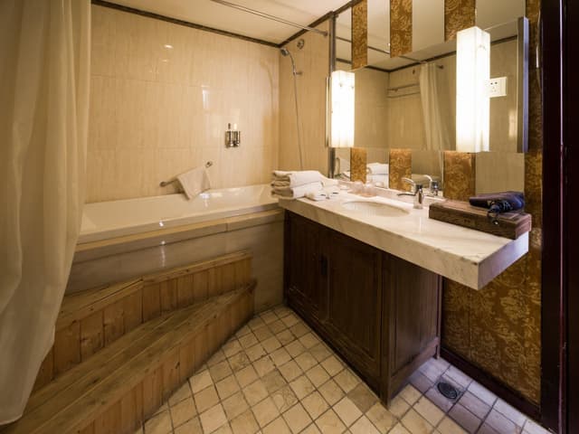 Business Suite Room