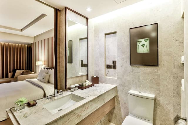 KING SUPERIOR ROOM