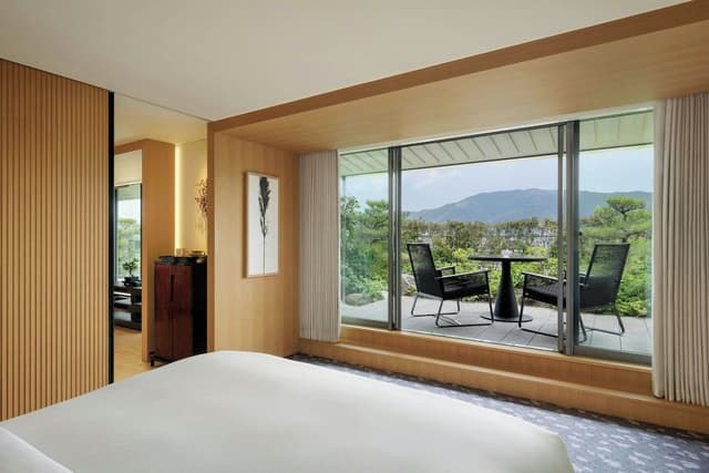 Suite, 1 King Bed, Mountain View (Terrace)