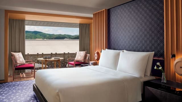 Suite, 1 King Bed, Mountain View