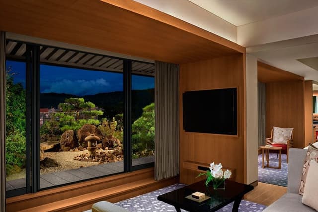 Suite, 1 King Bed, Mountain View (Terrace)