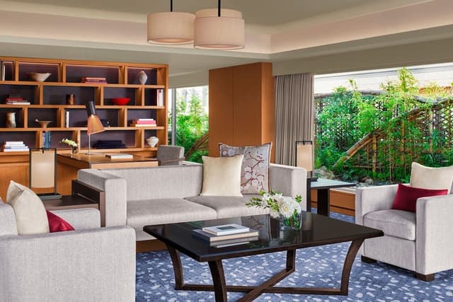 Suite, 1 King Bed, Mountain View