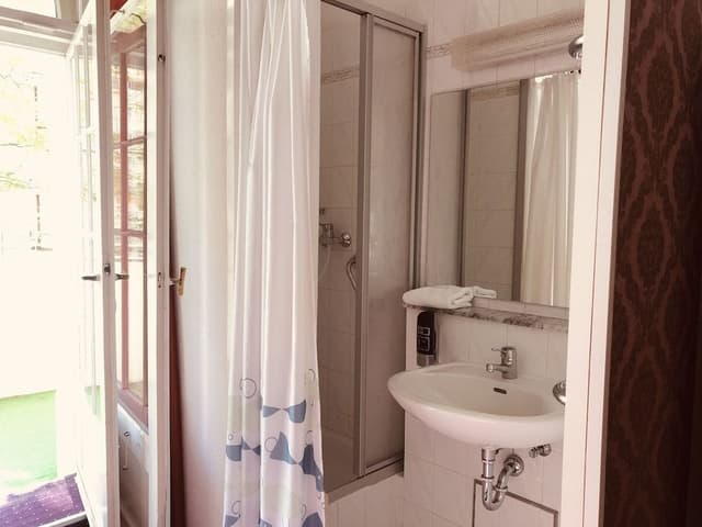 Basic Double room with Shared Toilet
