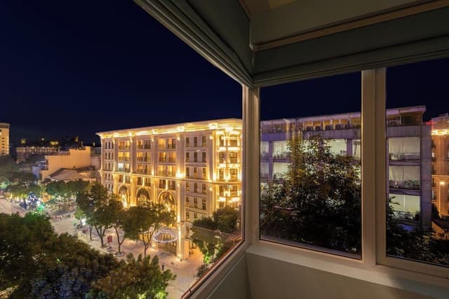 Suite, City View
