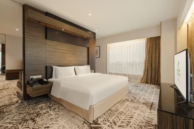 Suite, 1 King Bed (with Dining Area)