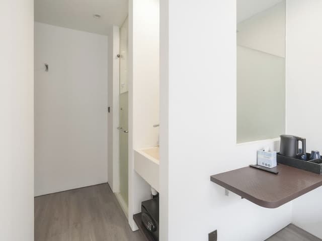 Deluxe Double, Window