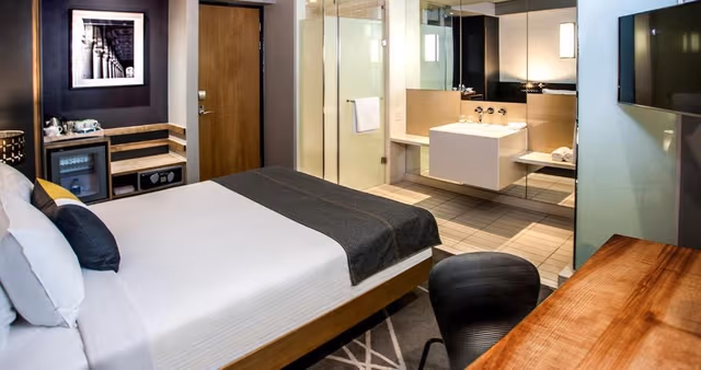 Contemporary Open Plan Room One Queen Bed Non smoking