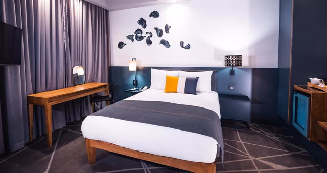 Contemporary Open Plan Room One Queen Bed Non smoking