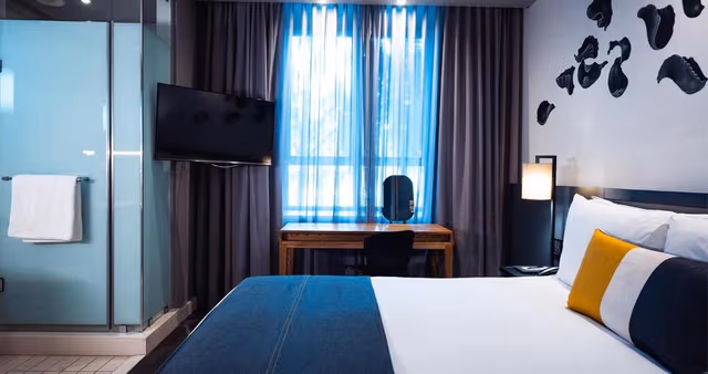 Contemporary Open Plan Room One Queen Bed Non smoking