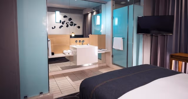 Contemporary Open Plan Room One Queen Bed Non smoking