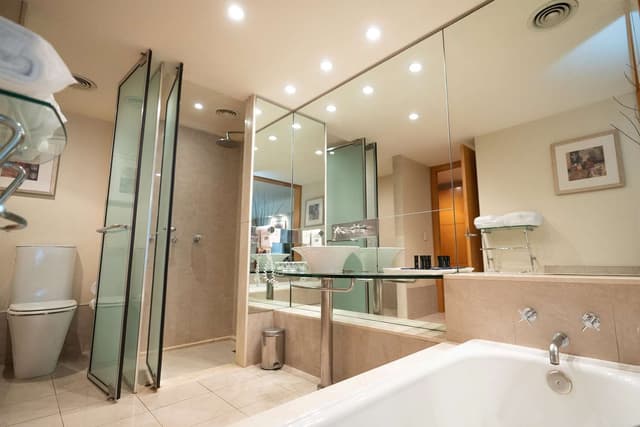 2 TWIN BEDS-DELUXE BATHROOM