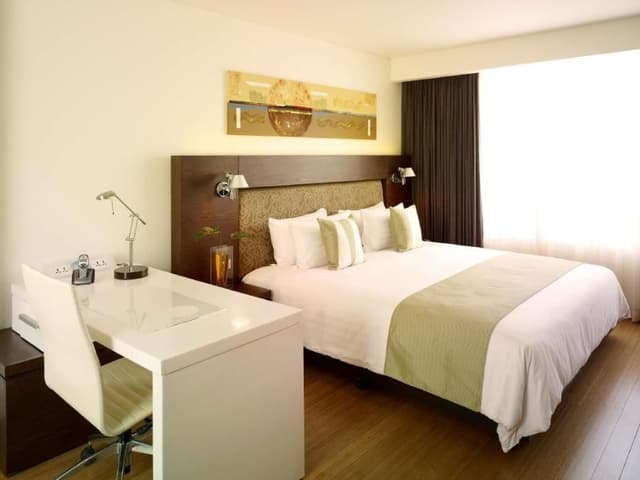 Deluxe Corner Room