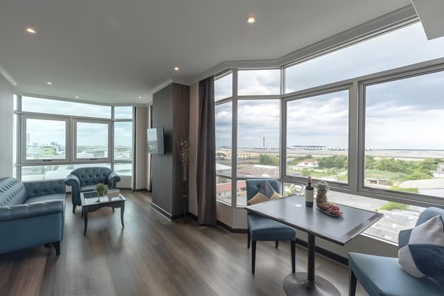Grand Suite Airport View