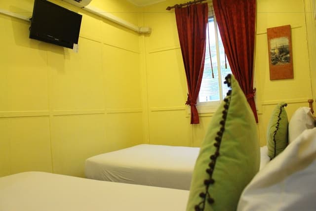 Deluxe Antique Room