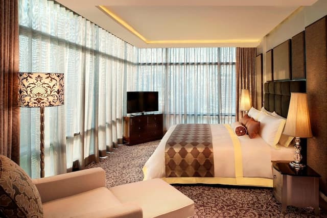 Caroline Astor Suite, 1 King Bed, Golf Course View