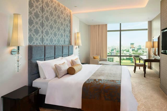 St. Regis Suite, 1 Bedroom Suite, 1 King, Golf course view
