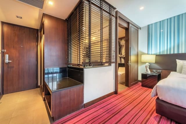 Suite, 1 King Bed, Corner