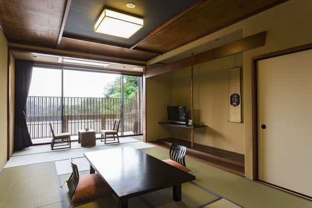 Japanese Style Room,12 Tatami Mats:15 Minutes from Itami Airport by Taxi, Tatoo may not be allowed.