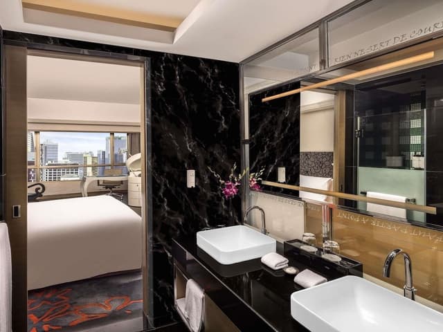Luxury Room, 1 King Bed, Club Lounge Access, City View