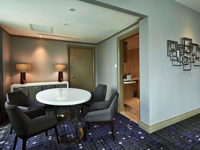 Executive Suite, 1 King Bed, Club Lounge Access