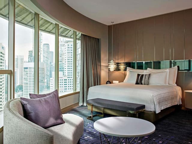Executive Suite, 1 King Bed, Club Lounge Access