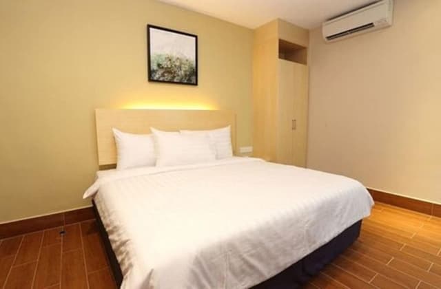 Deluxe Room (King Bed with Window)