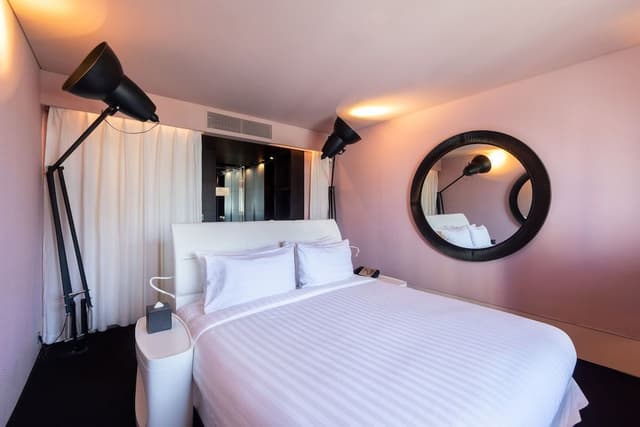 Deluxe Room, 1 King Bed, City View