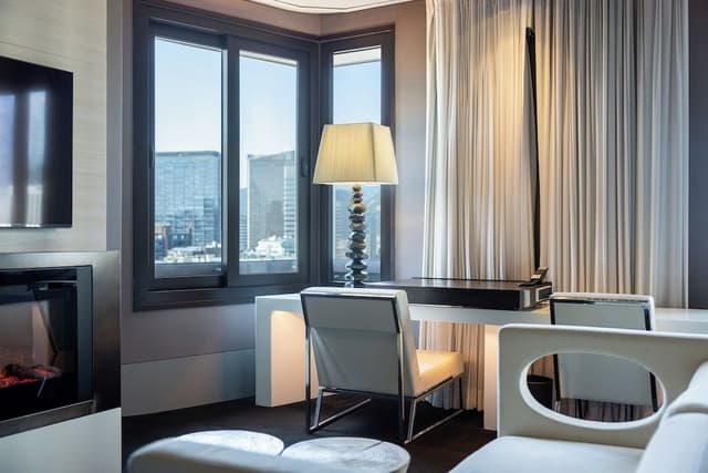 Club Suite, 1 King Bed, Corner