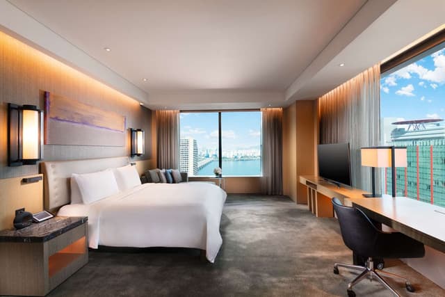 KING DELUXE CORNER SUITE RIVER VIEW