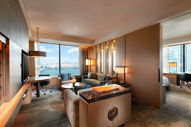 KING DELUXE CORNER SUITE RIVER VIEW