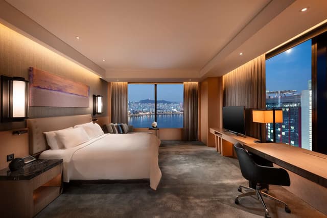 KING DELUXE CORNER SUITE RIVER VIEW