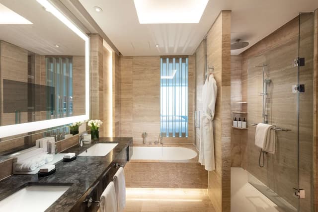 1 KING BED DELUXE ROOM CITY/RIVER VIEW