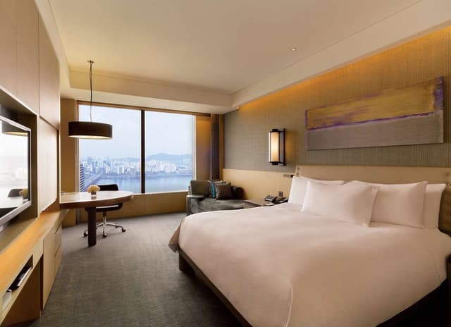 1 KING BED DELUXE ROOM CITY/RIVER VIEW