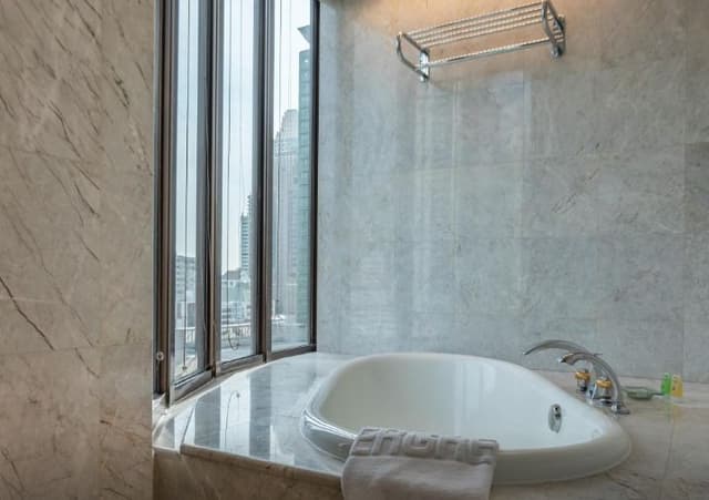 Deluxe Corner Suite