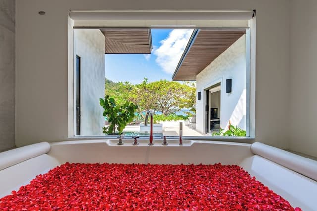 Grand Pool Suite Beachfront