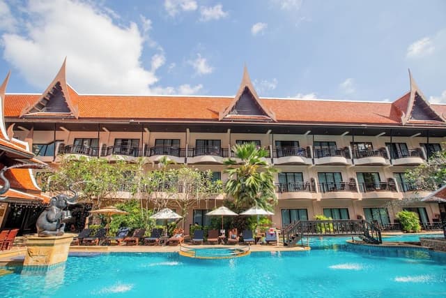 Grand Deluxe Pool Access