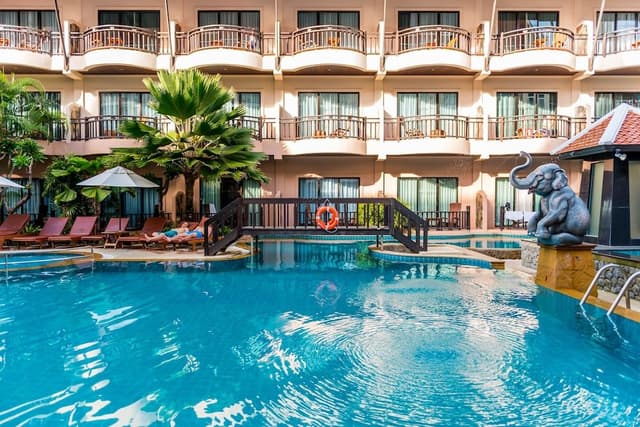 Grand Deluxe Pool Access