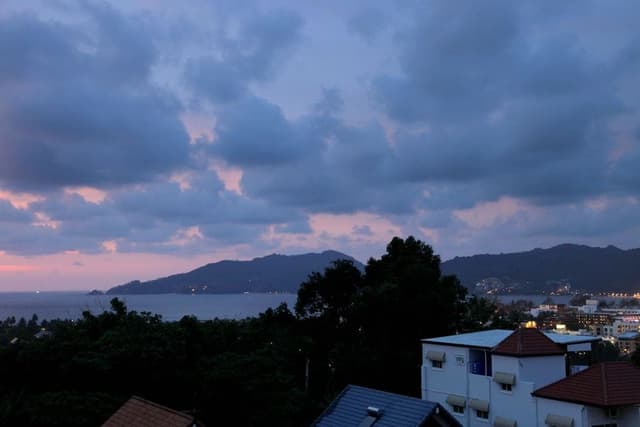 Deluxe Partial Sea View