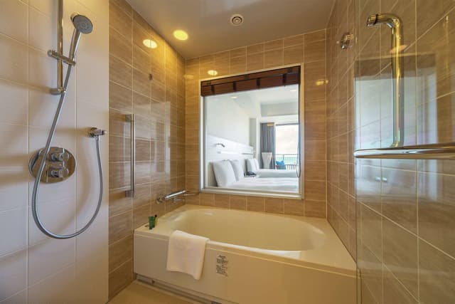 TWIN DELUXE ONE BR SUITE W/OCEAN VIEW-BALCONY