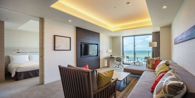 KING ONE BEDROOM SUITE W/OCEAN VIEW - BALCONY