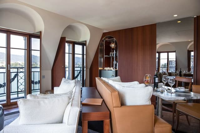 Suite, Lake View