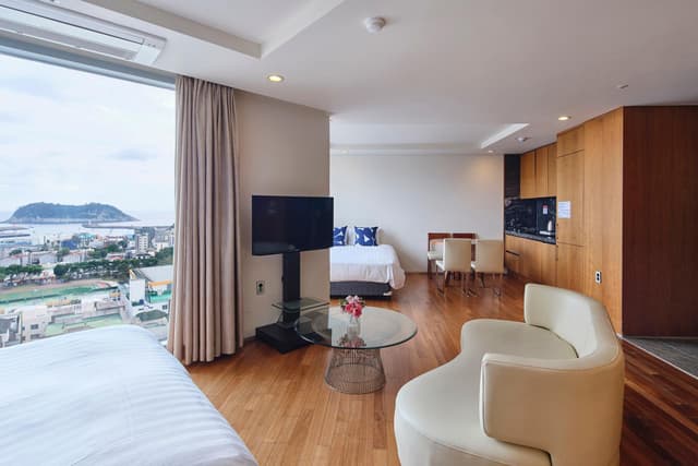 Blue Royal Family Suite