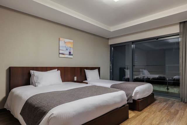 Royal Suite (2 bedrooms and 2 bathrooms)