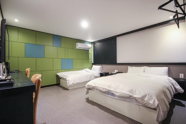 Deluxe Twin Bed Room