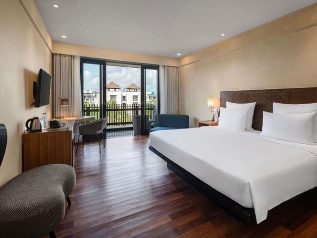 Superior Suite, 1 King Bed, Garden View