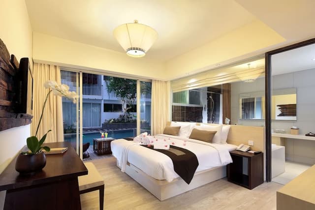 Grand Premier with Pool Access