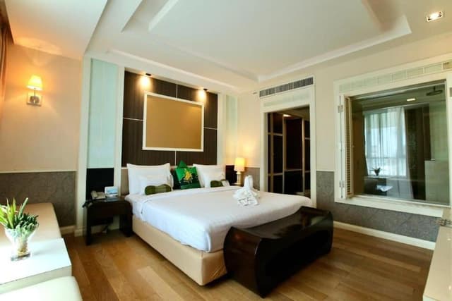 Executive Suite, Pool View