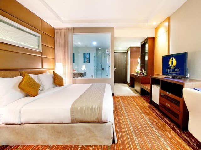 Jacuzzi Deluxe Room