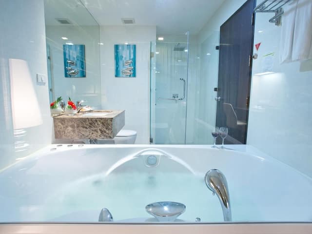 Jacuzzi Deluxe Room