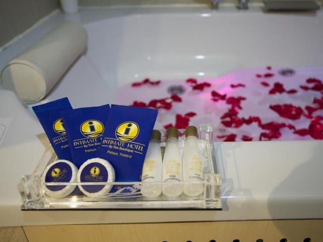 Jacuzzi Deluxe Room